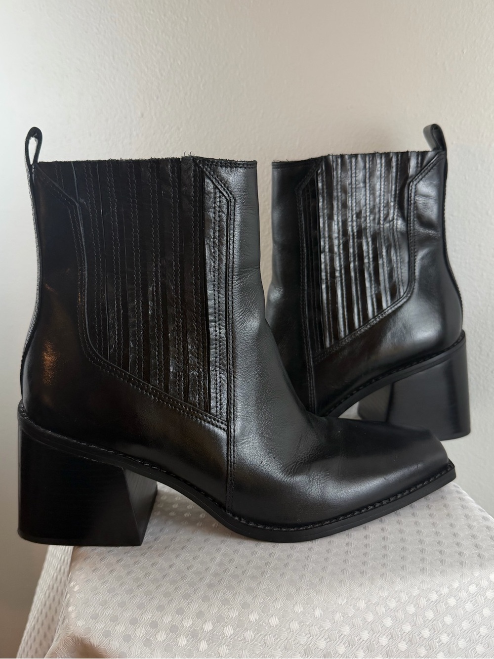 Vince Camuto Sojetta Black Block Heel Bootie Size 9